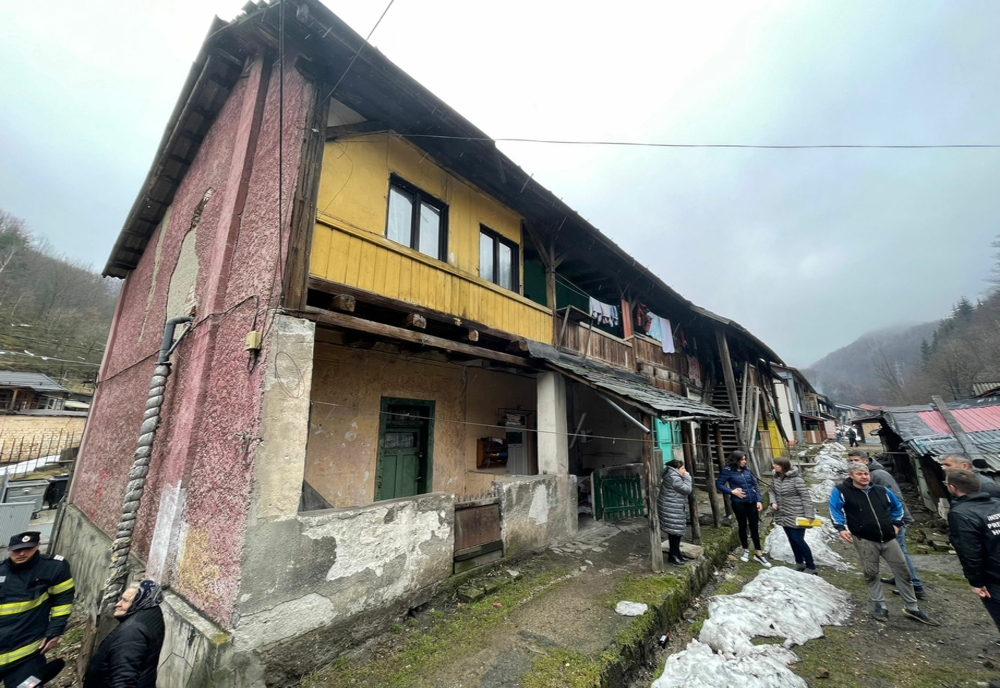 Hunedoara: Primele persoane din blocurile avariate la Aninoasa urmează să se mute în locuinţele modulare