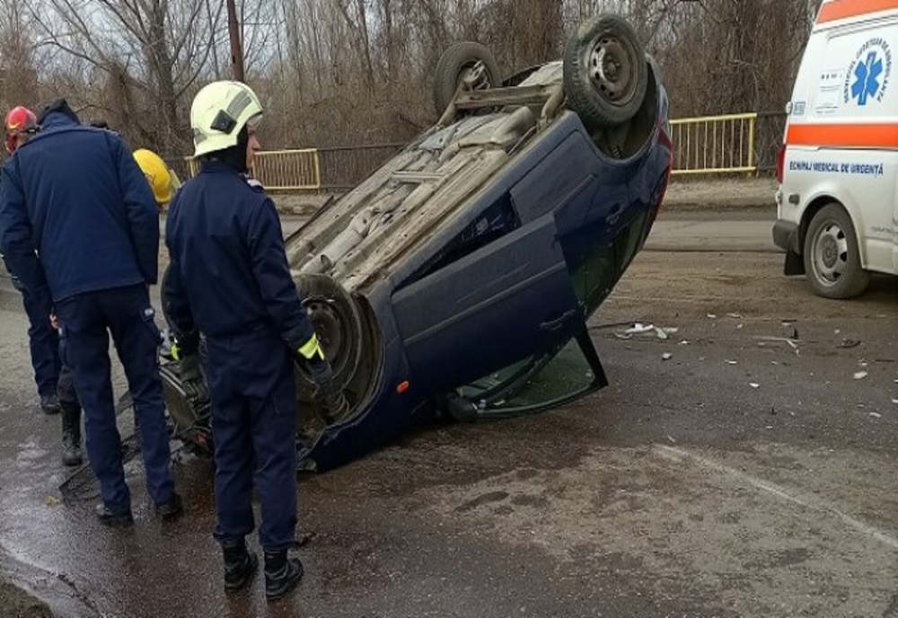 Prahova. Mașină răsturnată pe podul din Mihai Bravu din Ploieşti