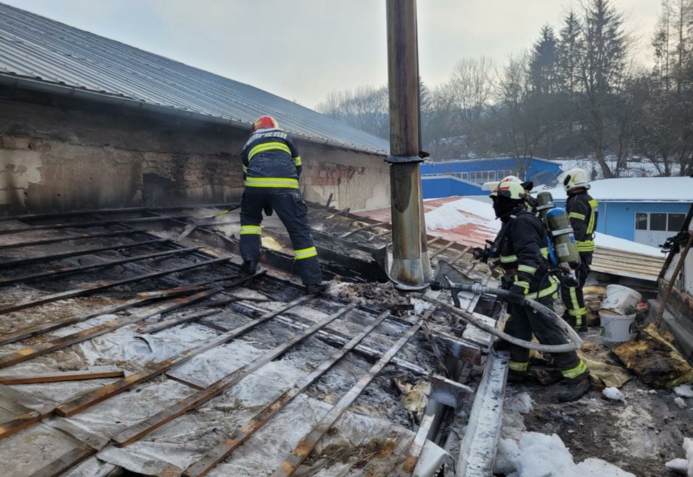 Acoperișul unui atelier de tâmplărie din Târgu Mureș, afectat de un incendiu