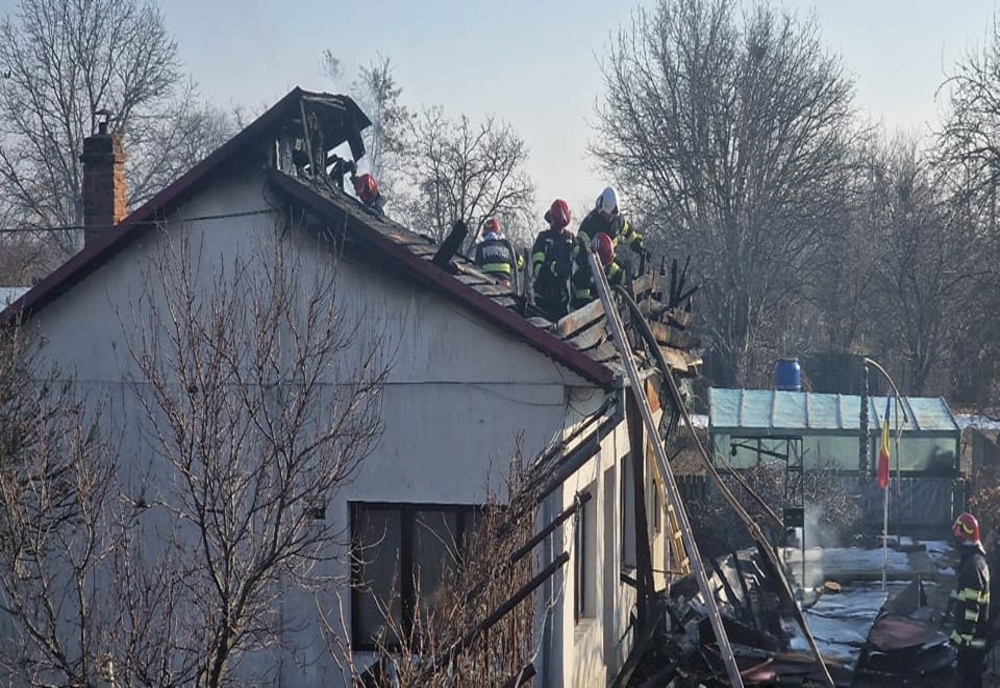 Giurgiu. Incendiu violent la podul unei case din localitatea Ogrezeni