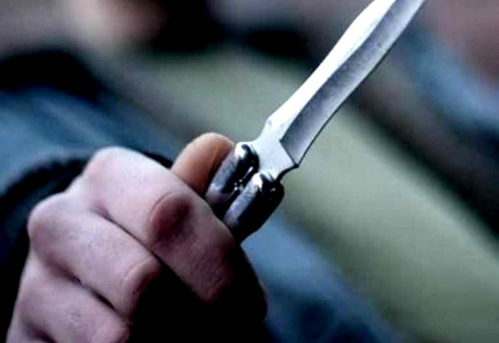 Bărbatul care a amenințat cu un cuțit un elev în curtea unui liceu, sub control judiciar