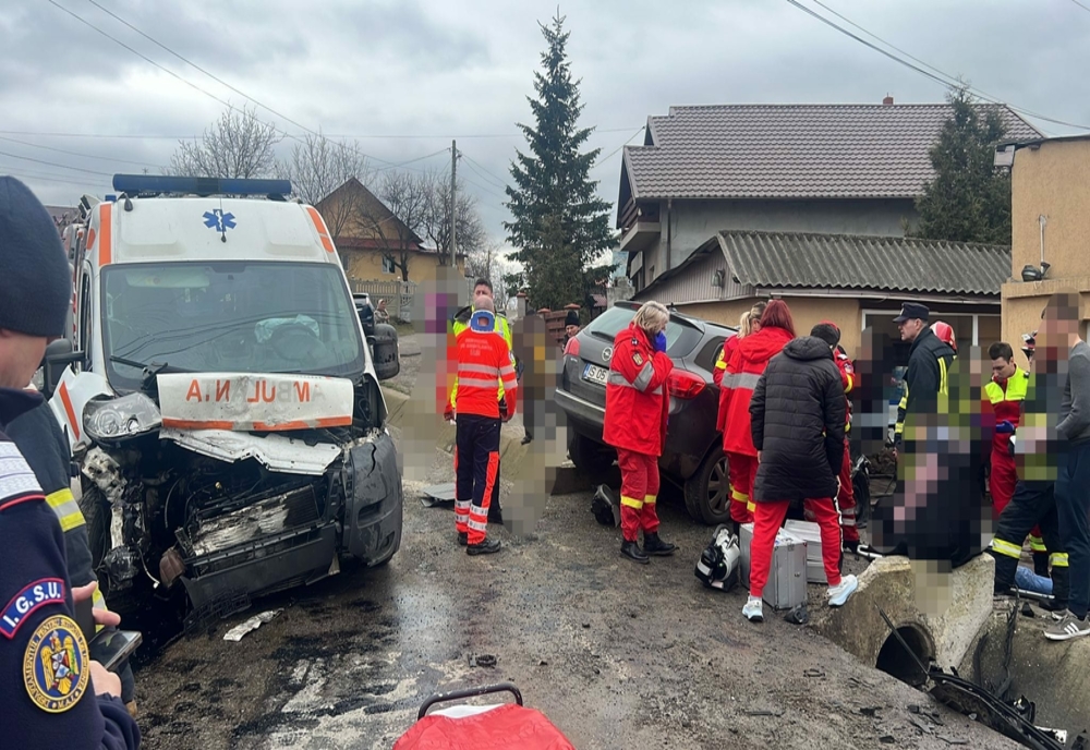 Accident grav între o ambulanţă și un autoturism, în județul Iași. Cinci persoane, rănite
