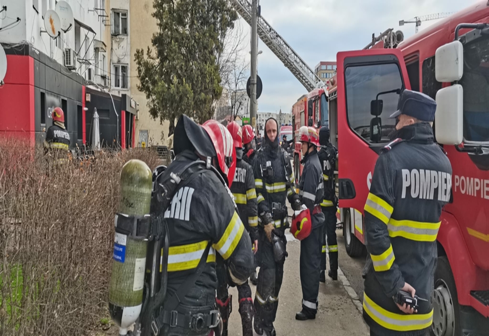 Incendiu izbucnit într-un bloc din Iași. Trei victime, dintre care una carbonizată. 13 persoane, evacuate de pompieri