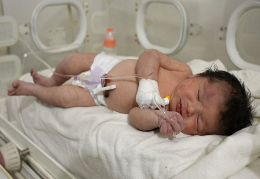 Fetiţa născută printre dărâmături, în Siria, a primit numele Aya. Unde va ajunge copila