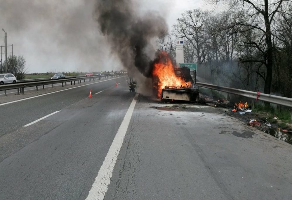 Autoturism în flăcări pe Autostrada1 Bucureşti- Piteşti, la kilometrul 41