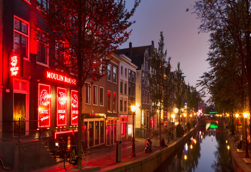 Consumul de cannabis va fi interzis în Cartierul roșu din Amsterdam.