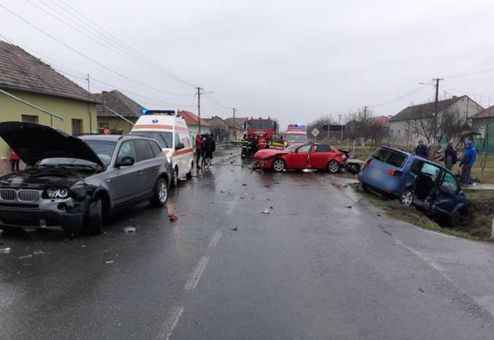 Accident cu trei mașini implicate, în județul Arad. Oameni răniți