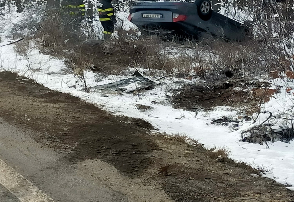 Un şofer din Dolj s-a răsturnat cu maşina pe un drum din Olt