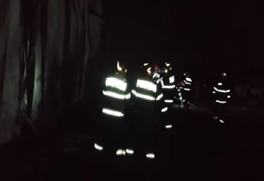 Incendiu la o hală a unei societăți agricole în care erau 22 de saci cu azotat de amoniu