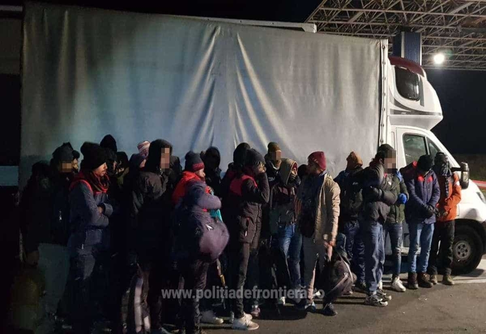 Peste 30 de migranți, depistați ascunși într-o autoutilitară la Vama Nădlac II