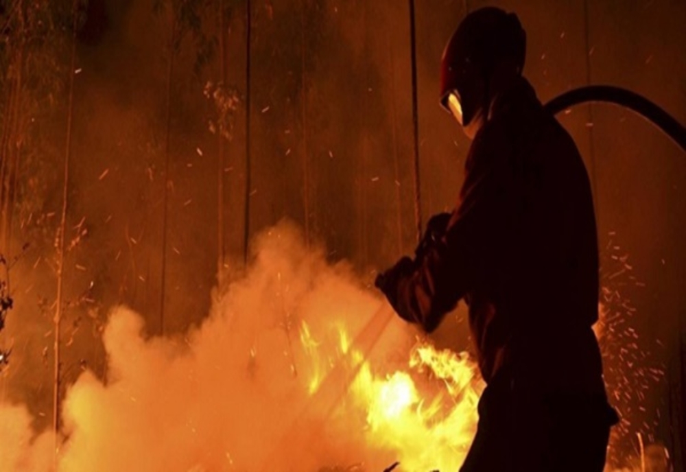 Persoană cu arsuri grave în urma unui incendiu izbucnit într-o gospodărie din Dâmbovița