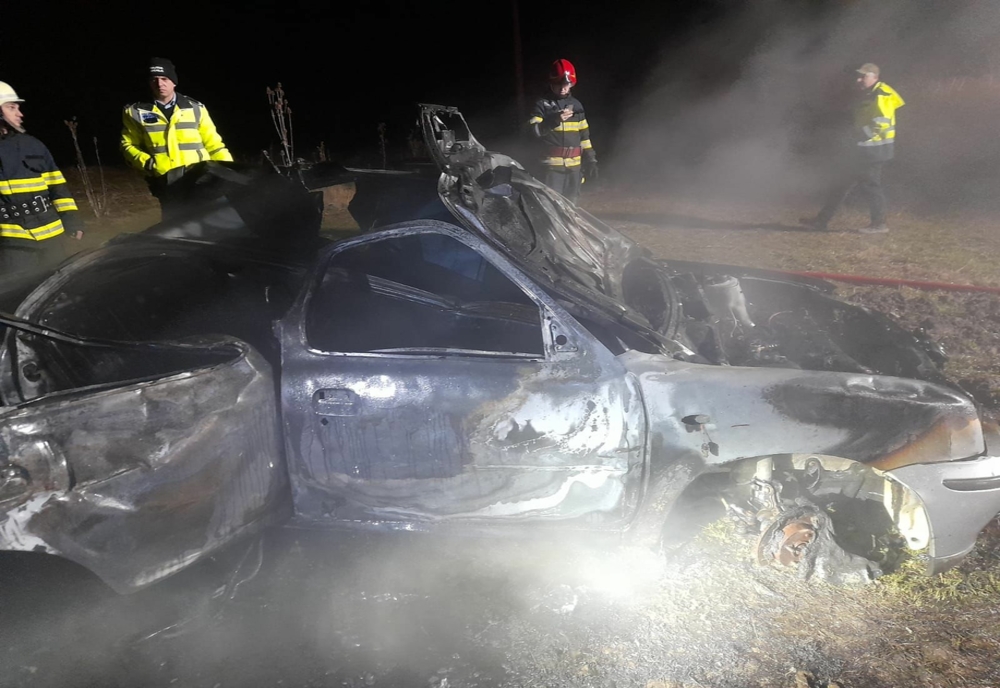 O mașină a fost incendiată pe o stradă din Ineu. Autoturismul a fost distrus în totalitate