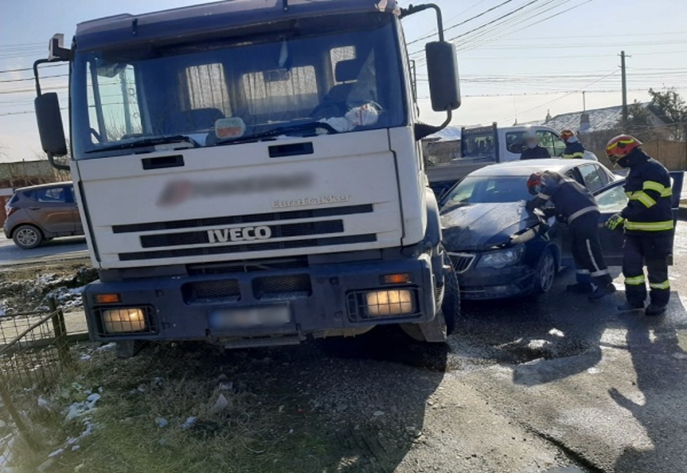 Coliziune după ce un autoturism a intrat pe contrasens, în Dâmbovița