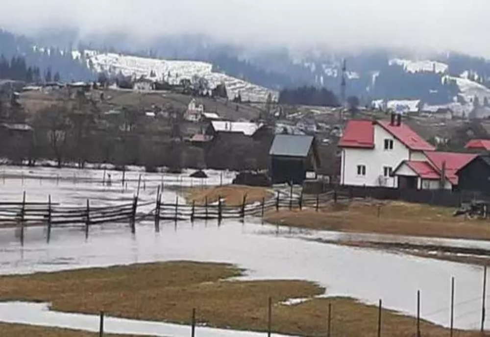 Inundații în Suceava – Un râu a ieșit din matcă – S-au format poduri de gheață pe alte râuri