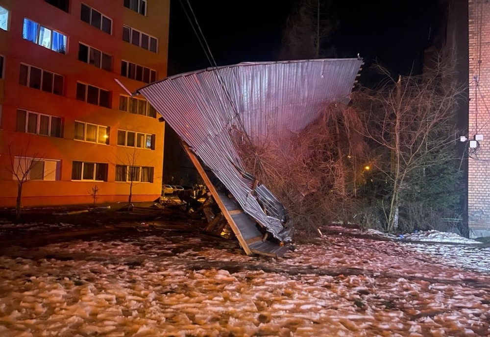Vijelie puternică în Hunedoara: un acoperiș a fost smuls de vânt, geamuri sparte! Traficul rutier și feroviar, afectat – Codurile PORTOCALII și GALBEN au lovit crunt