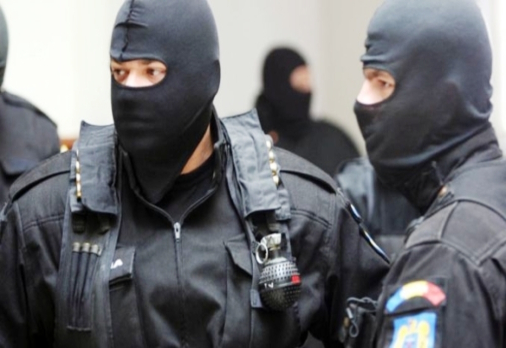 Doi bărbați din Dâmbovița, săltați de mascați de acasă! Dețineau ilegal arme de colecție și pistoale