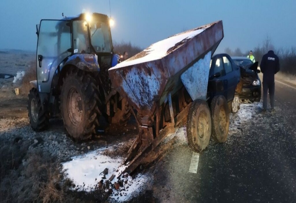 Accident în lanț pe o șosea din județul Timiș: s-a înfipt cu mașina într-un tractor. Un alt autoturism l-a lovit mai apoi