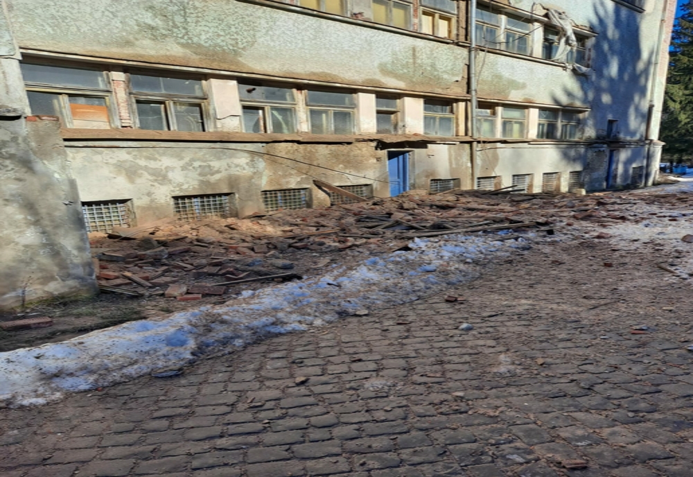 Incident grav într-un spital din Caraș Severin. Acoperișul clădirii s-a prăbușit, iar zeci de pacienți internați acolo sunt evacuați