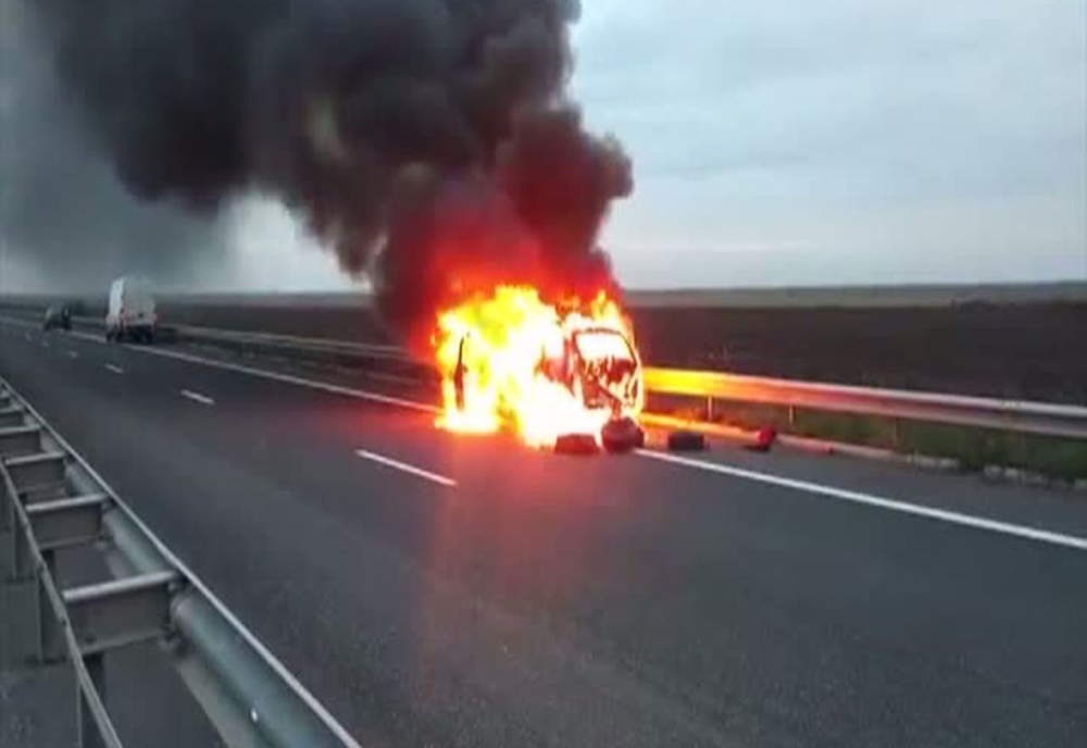 Autoturism în flăcări pe Autostrada A3, la kilometrul 32, în dreptul localităţii Snagov