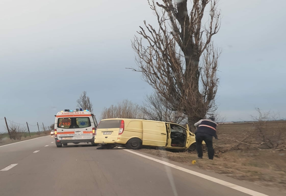 Accident cumplit în Ialomița. Un bărbat a murit după ce a intrat cu mașina în copac