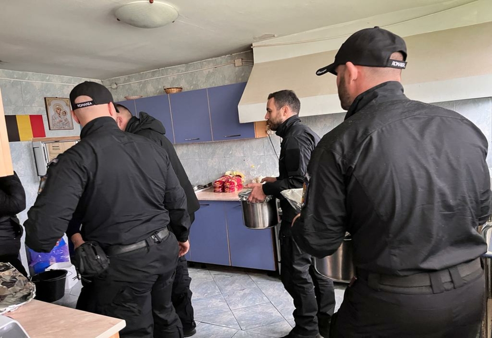 Foto+video: În cadrul activităţilor organizate pentru sărbătorirea Zilei Poliţiei Române, poliţiştii buzoieni au pregătit mâncare pentru persoane defavorizate.