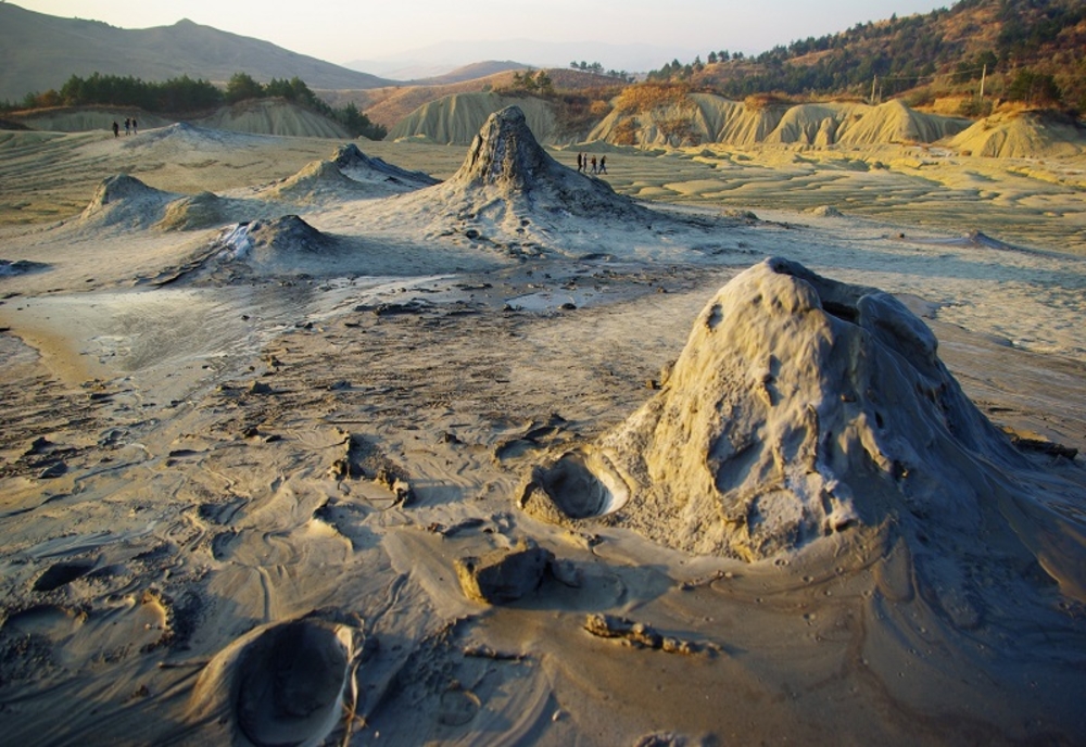 Drumurile spre Rezervaţia Naturală Vulcanii Noroioşi vor fi reabilitate prin Programul Naţional „Anghel Saligny”