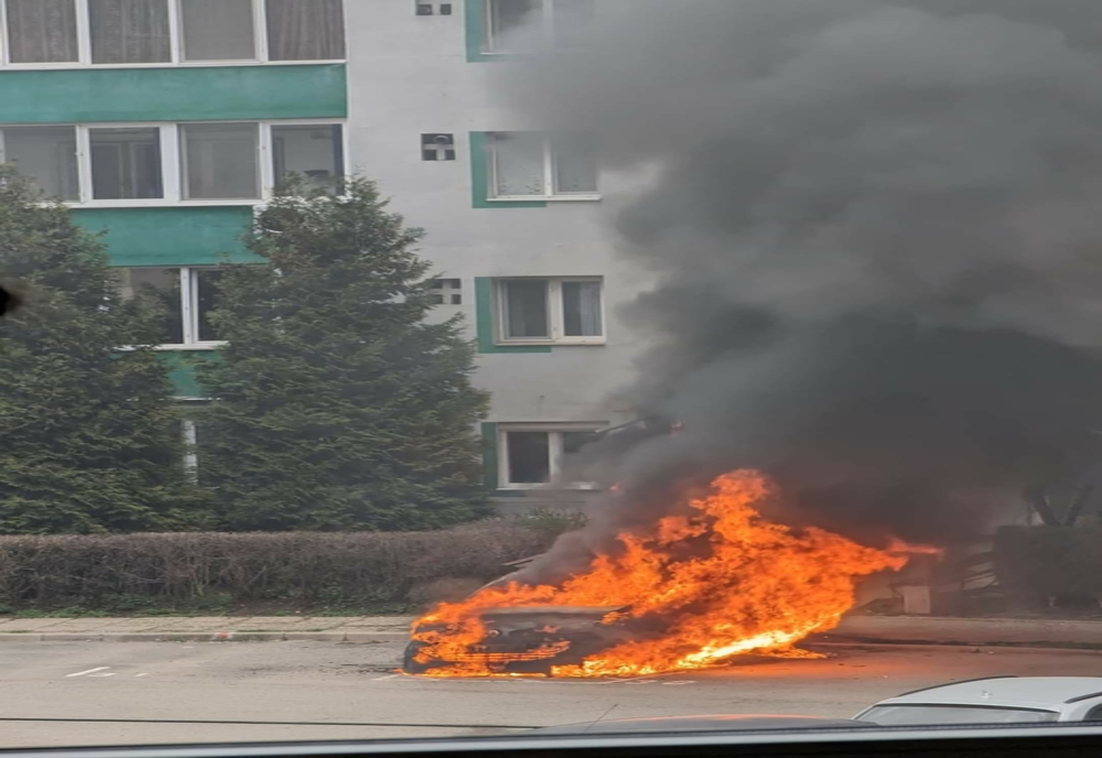 Mașină în flăcări, într-o parcare din Reșița
