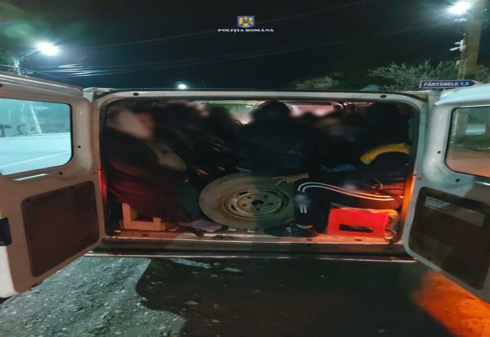 16 persoane înghesuite, într-o dubă de marfă, în Dâmbovița! Șoferul autovehiculul, sancționat drastic de polițiști