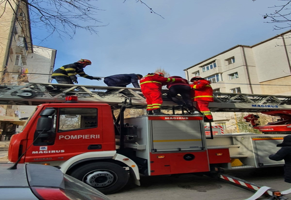 FOTO VIDEO Incendiu puternic într-un bloc din Constanța. Locatari evacuați pe scară de pompieri