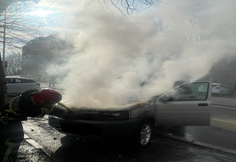 FOTO Mașină în flăcări, panică pe strada