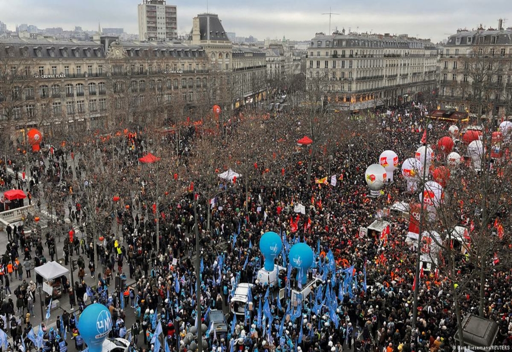 Franța, paralizată de proteste și greve. Peste 3 milioane de oameni au ieșit în stradă