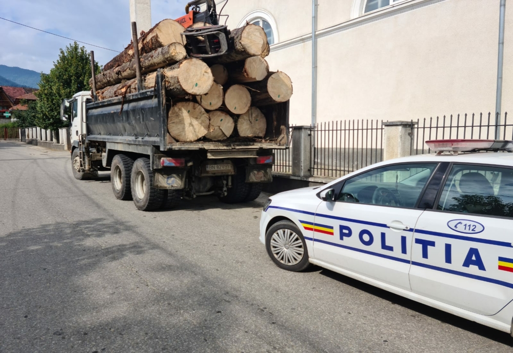 Transportatorii de material lemnos, verificați în trafic de polițiști! Marfă de peste 12.000 lei, confiscată
