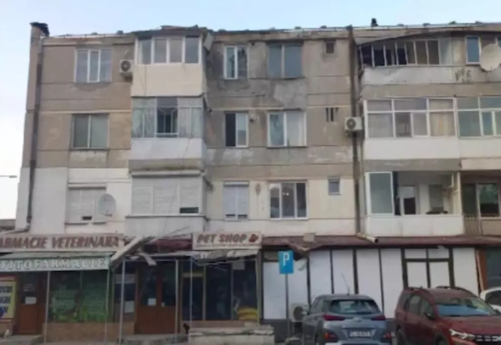 Acoperișul unui bloc din Tulcea, prăbușit în plină zi: locatarii se tem pentru siguranța lor. Edilul promite lucrări de consolidare