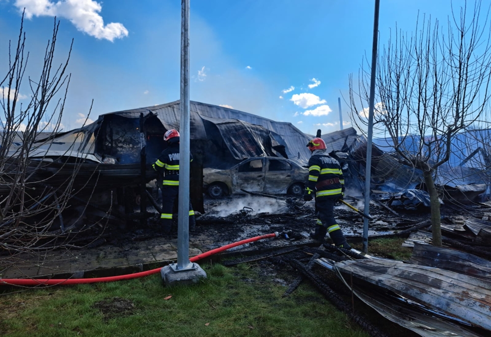 Trei autoturisme şi mai multe bunuri distruse de flăcări în Mirău. Incendiul a fost provocat de un scurtcircuit