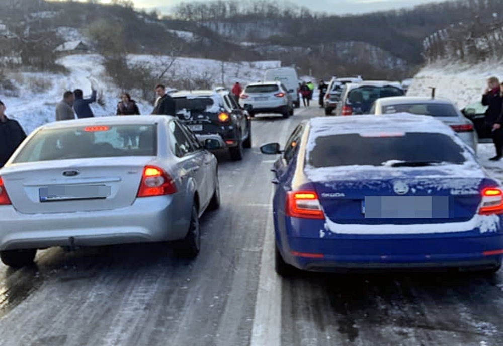 Circulație blocată pe drumurile naționale și județene din cauza poleiului, în Bistrița-Năsăud!