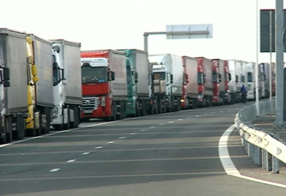 Arad: Coloane de camioane la frontiera cu Ungaria; la Vărşand se aşteaptă patru ore