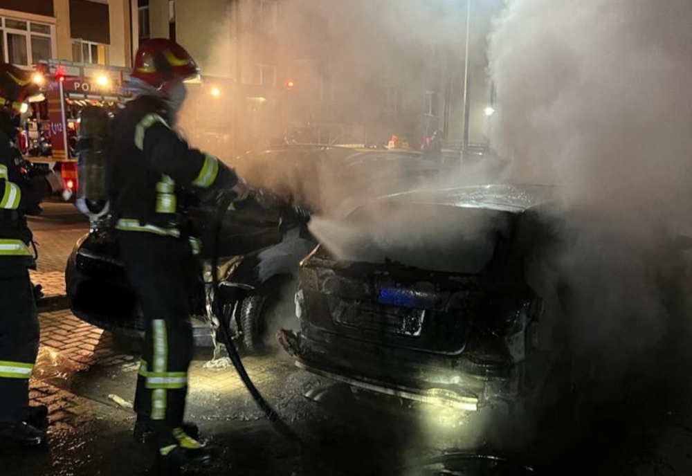 Autoturism distrus de flăcări. Alte 4 maşini afectate de incendiu