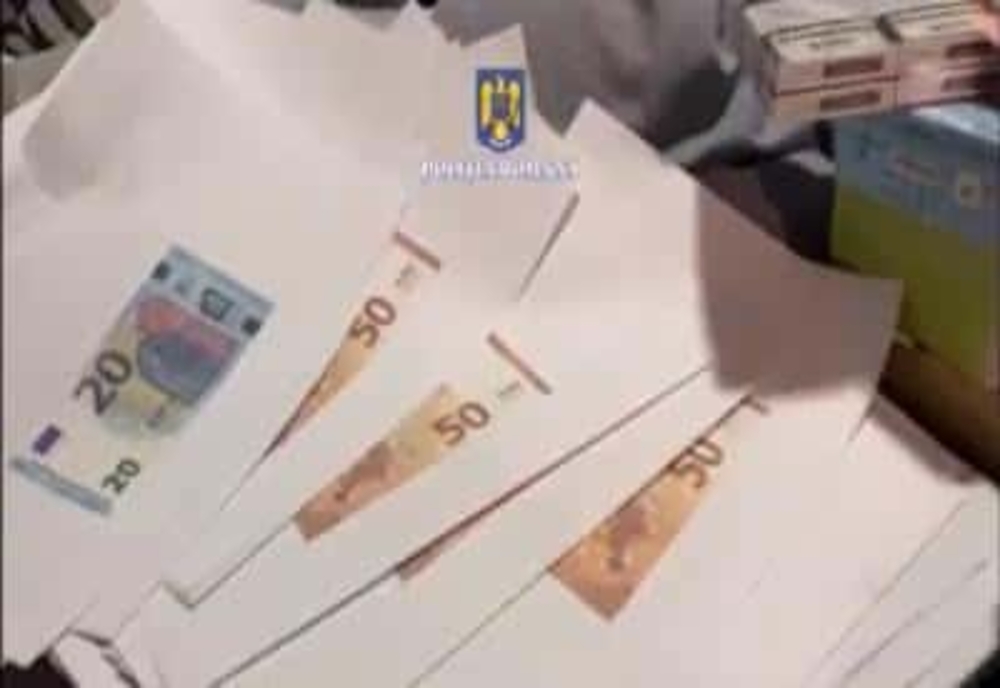 Grupare care se pregătea să pună în circulație mii de bancnote false, în 16 judeţe, destructurată de poliţişti