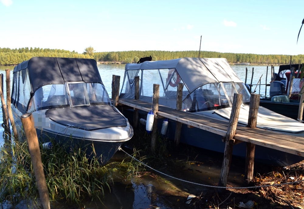 Ponton plutitor amplasat pe malul Dunării fără a deține avizul legal