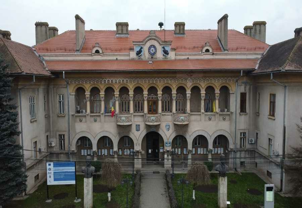 Un bărbat a căzut de pe sediul primăriei municipiului Hunedoara. A ajuns la spital la Timișoara