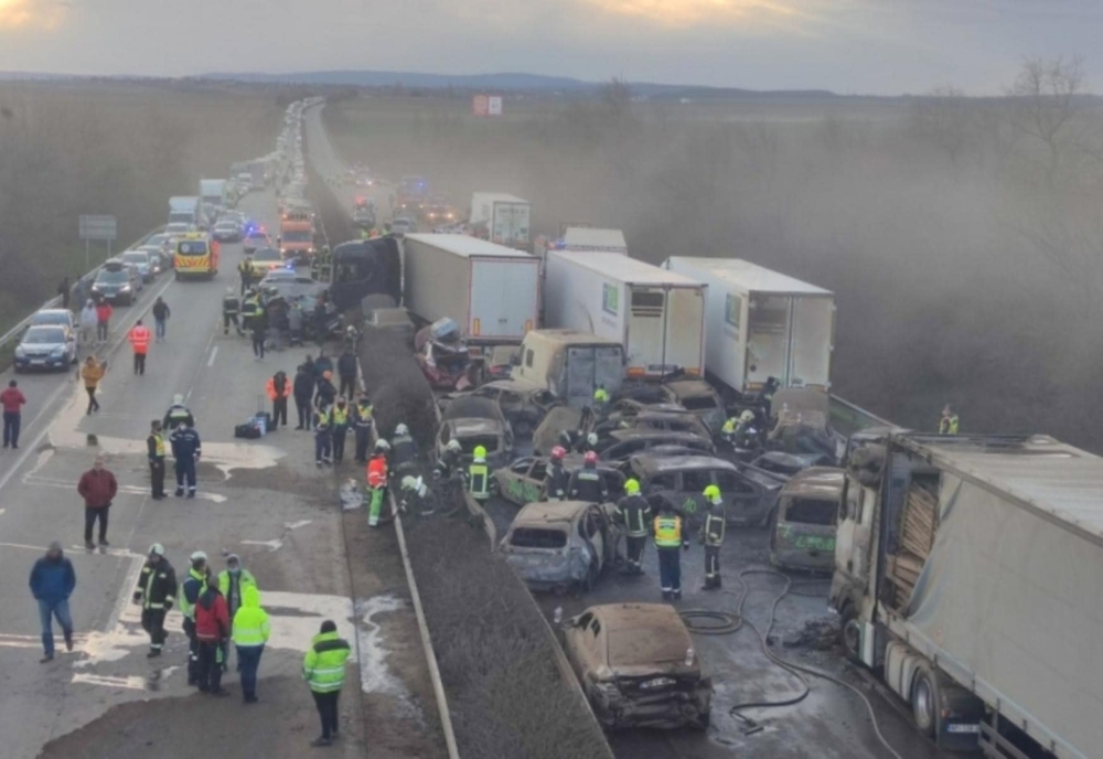 Accident în lanţ pe o autostradă din Ungaria, urmat de un incendiu masiv. Trei români au fost răniţi