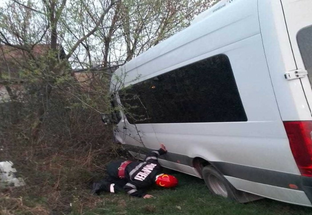 Accident grav: Microbuz în care se aflau 23 de persoane, răsturnat pe DN 7