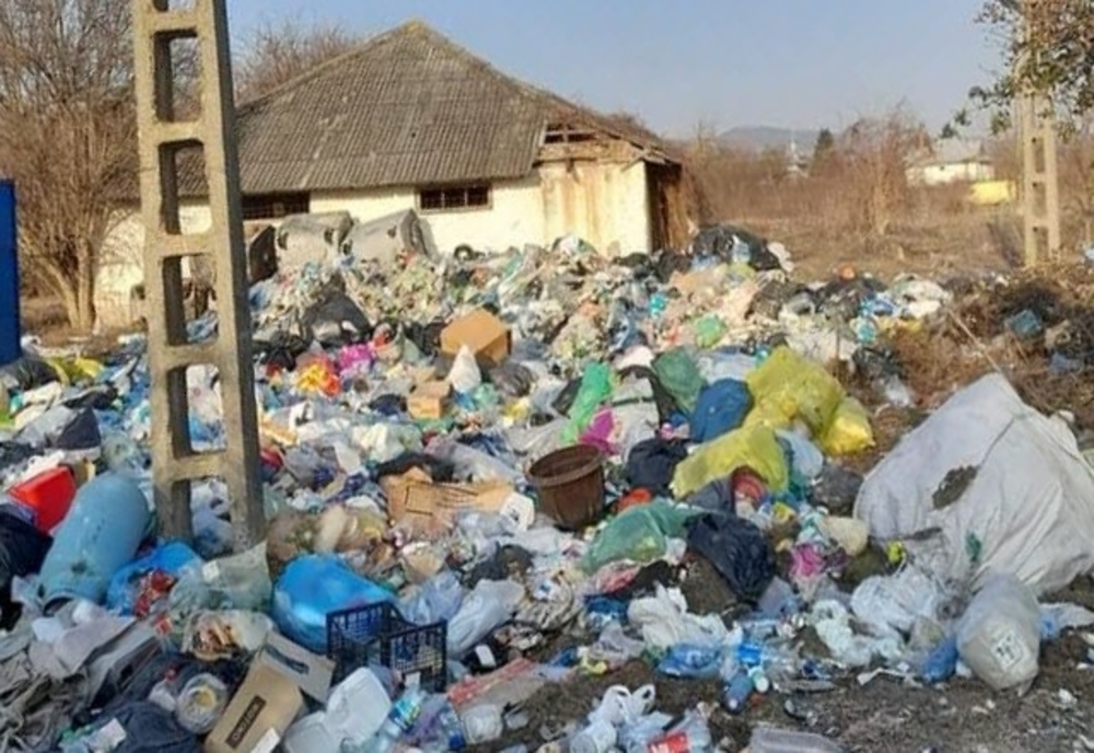 Depozite ilegale de deșeuri menajere și reciclabile pe raza comunei Parscov, județul Buzău