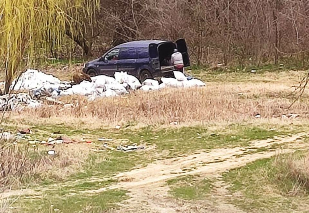 Slatina: Un bărbat care a depozitat deşeuri, într-o pădure de la ieşirea din oraş, identificat de Poliţia Locală după o postare pe Facebook