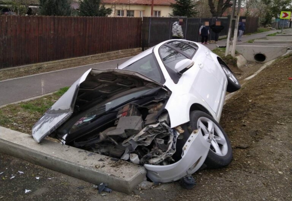 O șoferiță s-a înfipt cu mașina într-un cap de pod, în Dâmbovița! Trei persoane au fost rănite