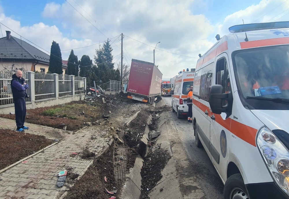 Două autocamioane şi un microbuz cu 14 oameni, implicate într-un accident în județul Iași