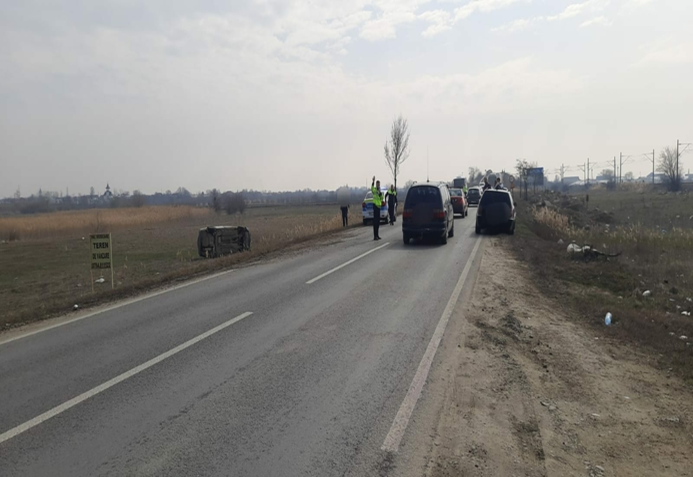 Accident pe DN 25, în afara localității Drăgănești. A acroșat un alt autoturism și s-a răsturnat în afara părții carosabile