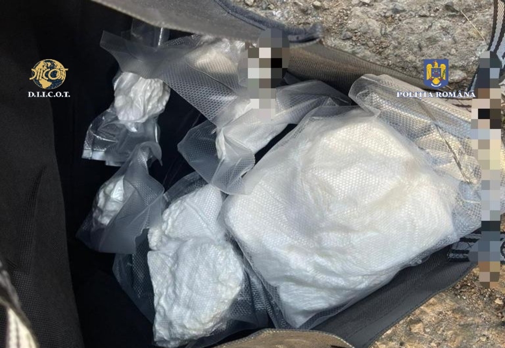 4,3 kilograme de cocaină confiscate de la o rețea de traficanți. 3 persoane reținute
