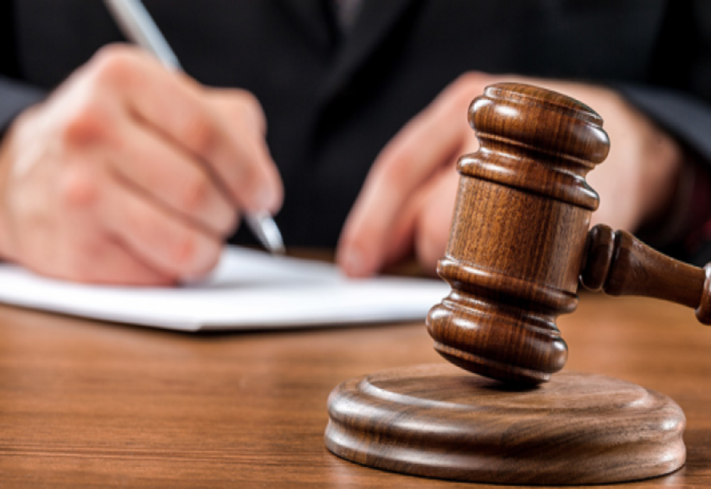 Legea prin care prin care grefierii cu studii juridice şi magistraţii asistenţi pot dobândi calitatea de avocat, promulgată