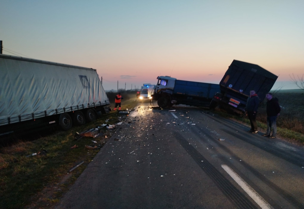 Doi răniţi după ce două camioane s-au ciocnit pe un drum judeţean din Arad
